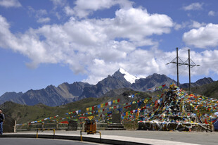 藏区山间经幡飘扬美景