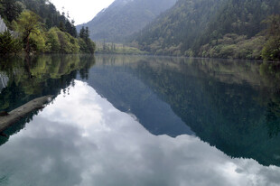 九寨沟山水湖景倒影如画