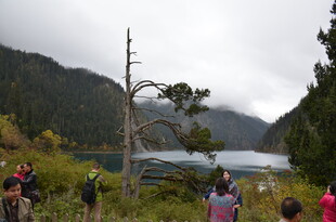 九寨沟山间徒步场景