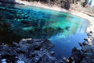 清澈蓝湖与岸边嶙峋岩石
