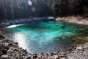 清澈幽蓝山间湖泊美景