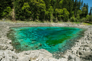 山间碧绿水潭美景