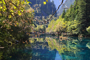 山间幽蓝湖水的自然美景
