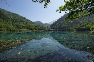 九寨沟山间湖泊美景