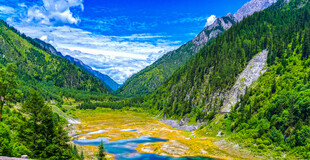 九寨沟山间彩湖美景