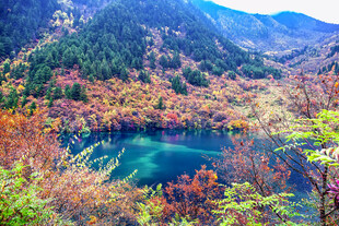 秋日山间的幽蓝湖泊