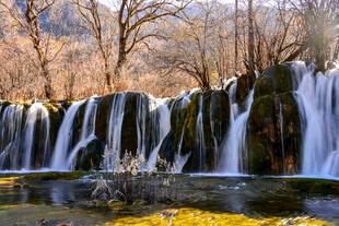 冬日壮观瀑布风景