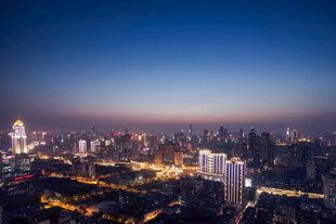 城市璀璨夜景俯瞰图