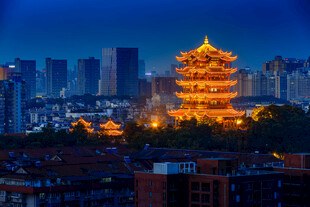 夜幕下的黄鹤楼与城市景观