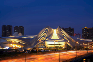 城市夜景中的现代建筑
