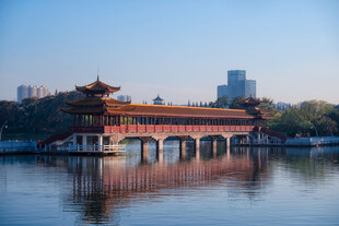 中式古桥映于平静湖面
