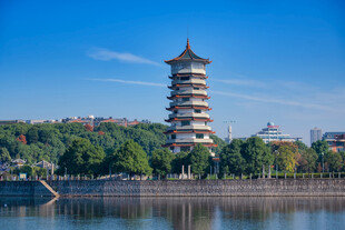 湖畔古塔风景秀丽