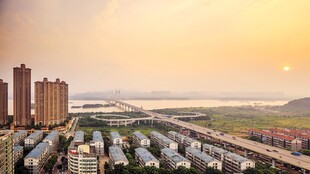 城市河畔日落风光