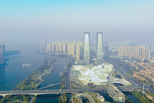 城市天际线与桥梁景观