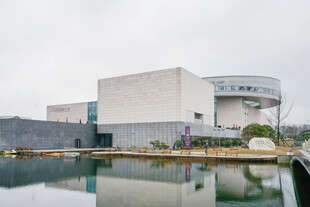 水边现代建筑的宁静景致