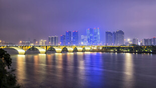 城市河畔夜景璀璨风光