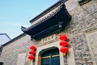 古宅门前挂红灯