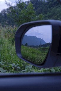 车镜中的绿野山景