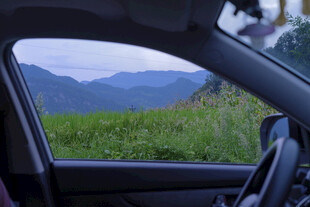 车中视角赏远山绿野