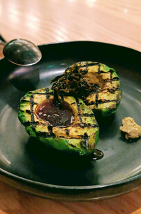 烤牛油果摆盘美食