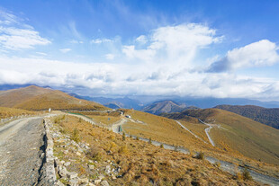 山间蜿蜒公路美景