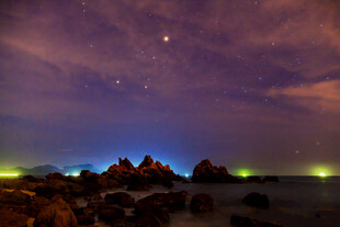 海边星空夜景下的嶙峋礁石