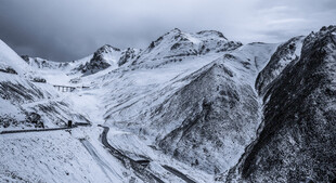 雪山蜿蜒公路壮丽景象