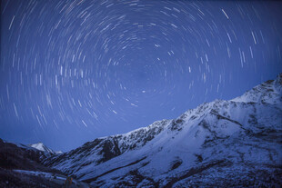 雪山星空下的星轨美景