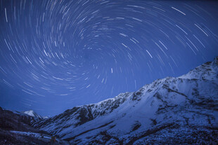 雪山夜空下的星轨美景