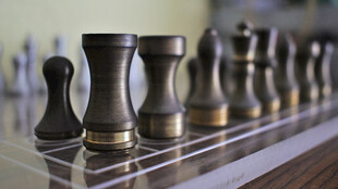 复古象棋棋子整齐排列