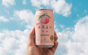 手持粉色罐装气泡水