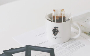 简约风杯子与文具组合
