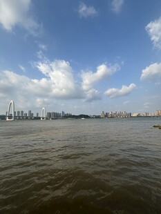 江边城市风光