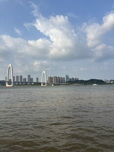 江边城市天际线风景