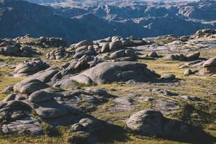 山间嶙峋怪石与草地景观
