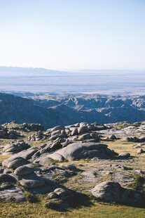 高山嶙峋岩石壮美景观