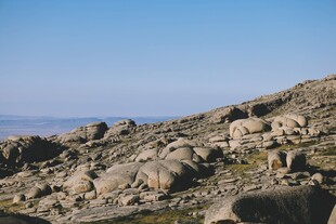 山坡上的嶙峋岩石