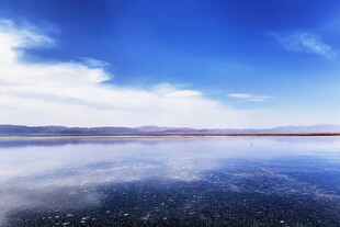 茶卡盐湖平静湖面美景