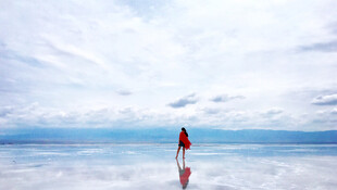 女子漫步于茶卡盐湖