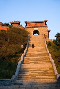 古建台阶上的攀登者
