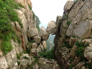 山间奇形怪石景观