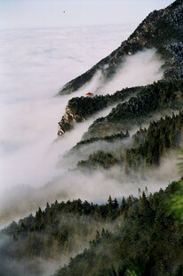 云雾缭绕的庐山美景