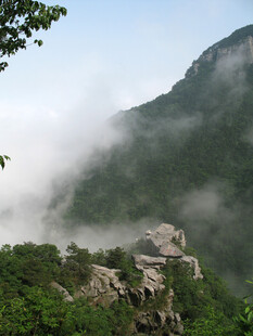 云雾缭绕的庐山