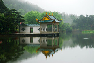 庐山湖畔古亭风光