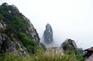 庐山云雾缭绕的风景