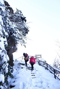 雪中庐山徒步者