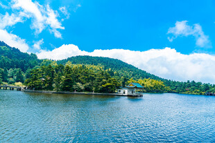 九江庐山如琴湖忆琴亭