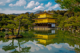 金阁寺倒映在宁静湖水中
