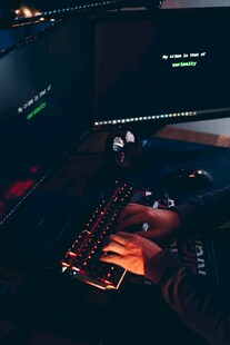 夜间键盘上的双手操作