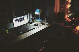 深夜书桌前的电脑工作场景